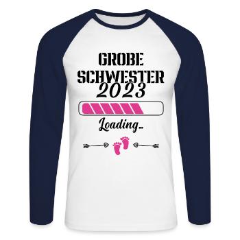 Annoncer une grossesse Grande sœur 2023 - T-shirt baseball manches longues Homme - blanc/marine - Devant - Nik (191cm)