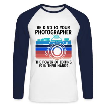 Fotografie Fotograf - Unisex Baseballshirt langarm - Weiß/Navy - Vorne - Nik (191cm)