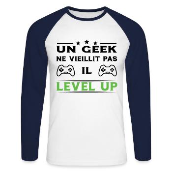 Un geek ne vieillit pas il level up - T-shirt baseball manches longues Homme - blanc/marine - Devant - Nik (191cm)