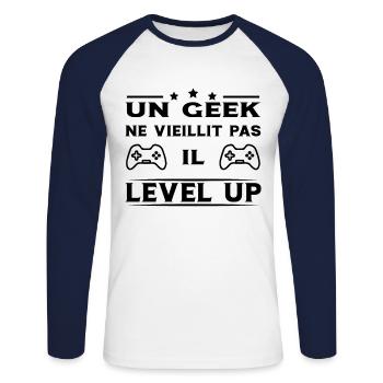 Un geek ne vieillit pas il level up - T-shirt baseball manches longues Homme - blanc/marine - Devant - Nik (191cm)