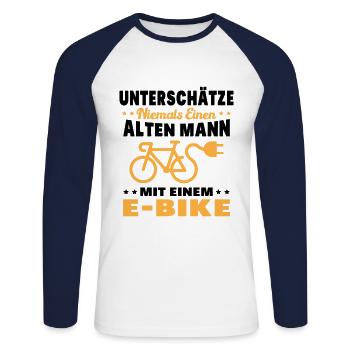 Einen alten Mann mit einem E-Bike - Unisex Baseballshirt langarm - Weiß/Navy - Vorne - Nik (191cm)