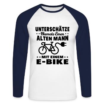 Einen alten Mann mit einem E-Bike - Unisex Baseballshirt langarm - Weiß/Navy - Vorne - Nik (191cm)