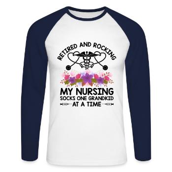 Grand-mère retraitée Pension Infirmière infirmière en soins infirmiers - T-shirt baseball manches longues Homme - blanc/marine - Devant - Nik (191cm)
