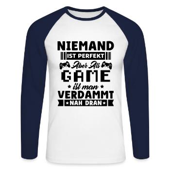 Niemand Ist Perfekt Aber Gamer Ist Gamer Nah Dran - Unisex Baseballshirt langarm - Weiß/Navy - Vorne - Nik (191cm)