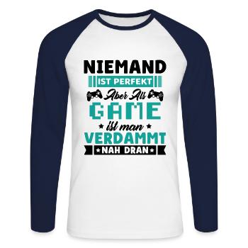Niemand Ist Perfekt Aber Gamer Ist Gamer Nah Dran - Unisex Baseballshirt langarm - Weiß/Navy - Vorne - Nik (191cm)