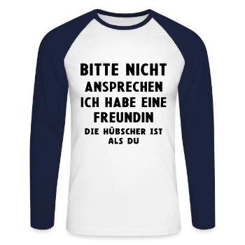 Bitte nicht ansprechen ich habe eine Freundin - Unisex Baseballshirt langarm - Weiß/Navy - Vorne - Nik (191cm)