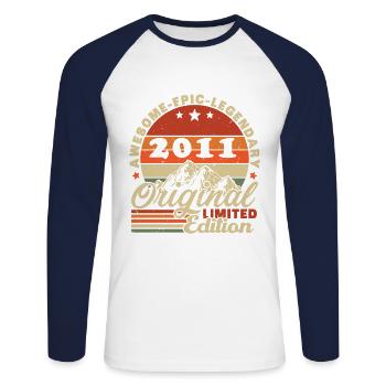 2011 Vintage Retro Cadeau D’anniversaire - T-shirt baseball manches longues Homme - blanc/marine - Devant - Nik (191cm)