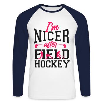 Field Hockey I'm Nicer After Field - Unisex Baseballshirt langarm - Weiß/Navy - Vorne - Nik (191cm)