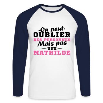 On peut pas oublier une Mathilde prénom fille - T-shirt baseball manches longues Homme - blanc/marine - Devant - Nik (191cm)