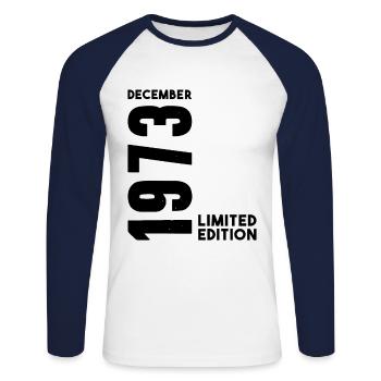 Anniversaire homme femme I Décembre 1973 - T-shirt baseball manches longues Homme - blanc/marine - Devant - Nik (191cm)