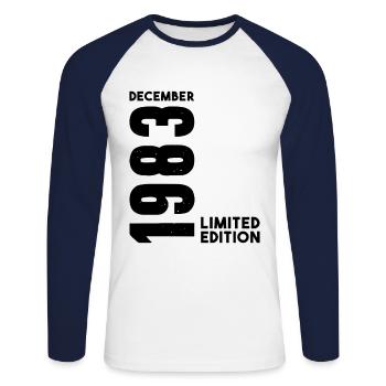 Anniversaire homme femme I Décembre 1983 - T-shirt baseball manches longues Homme - blanc/marine - Devant - Nik (191cm)