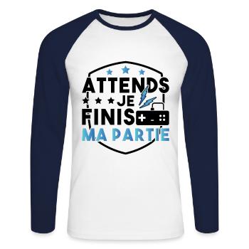 Moment, ich beende mein Spiel - Unisex Baseballshirt langarm - Weiß/Navy - Vorne - Nik (191cm)