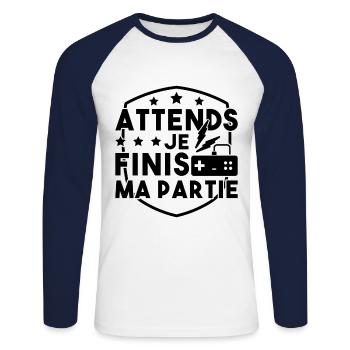 Moment, ich beende mein Spiel - Unisex Baseballshirt langarm - Weiß/Navy - Vorne - Nik (191cm)