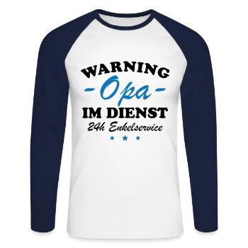 Opa im Dienst Geschenkidee - Unisex Baseballshirt langarm - Weiß/Navy - Vorne - Nik (191cm)