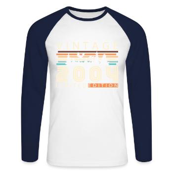 Jahrgang 2004 Retro 2004 Geburtstagsgeschenk - Unisex Baseballshirt langarm - Weiß/Navy - Vorne - Nik (191cm)