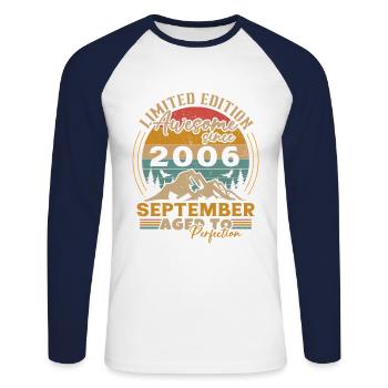 Septembre 2006 Rétro Vintage Cadeau d’anniversaire - T-shirt baseball manches longues Homme - blanc/marine - Devant - Nik (191cm)