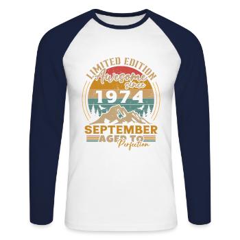 September 1974 Retro Vintage Geburtstagsgeschenk - Unisex Baseballshirt langarm - Weiß/Navy - Vorne - Nik (191cm)