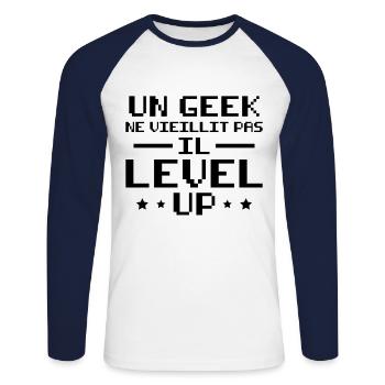 Un geek ne vieillit pas il level up - T-shirt baseball manches longues Homme - blanc/marine - Devant - Nik (191cm)
