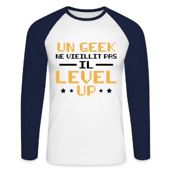 Un geek ne vieillit pas il level up - T-shirt baseball manches longues Homme - blanc/marine - Devant - Nik (191cm)