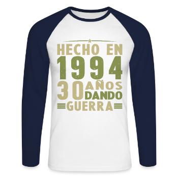 Hergestellt im Jahr 1994. Geschenk zum 30. Geburtstag - Unisex Baseballshirt langarm - Weiß/Navy - Vorne - Nik (191cm)
