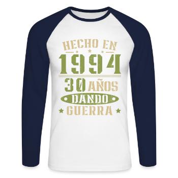 Hergestellt im Jahr 1994. Geschenk zum 30. Geburtstag - Unisex Baseballshirt langarm - Weiß/Navy - Vorne - Nik (191cm)