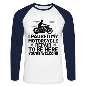 Ich habe meine Motorradreparatur pausiert, um hier zu sein, du bist wir - Unisex Baseballshirt langarm - Weiß/Navy - Vorne - Nik (191cm)