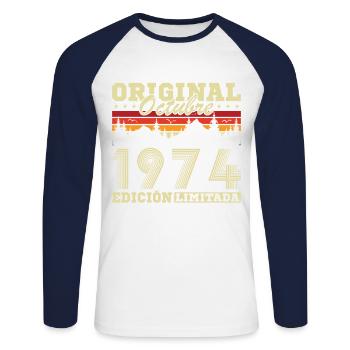 Oktober 1974 Vinatge 1974 Geburtstagsgeschenk - Unisex Baseballshirt langarm - Weiß/Navy - Vorne - Nik (191cm)