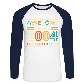 Beeindruckend seit 2004 - Unisex Baseballshirt langarm - Weiß/Navy - Vorne - Nik (191cm)