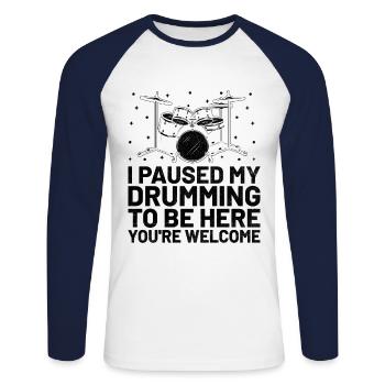 J’ai interrompu mon jeu de batterie pour être ici, tu es le bienvenu Dru - T-shirt baseball manches longues Homme - blanc/marine - Devant - Nik (191cm)