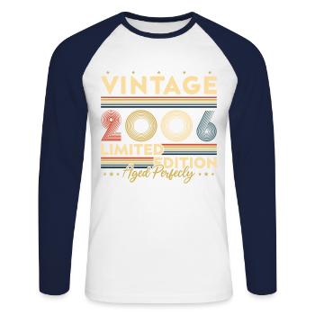 Cadeau d'anniversaire Vinatge 2006 - T-shirt baseball manches longues Homme - blanc/marine - Devant - Nik (191cm)