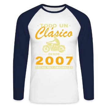 Motard Un classique né en 2007 - T-shirt baseball manches longues Homme - blanc/marine - Devant - Nik (191cm)