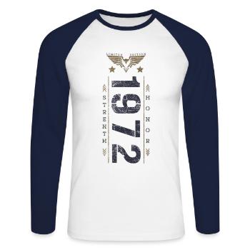Edition Limitée 1972 Anniversaire Force et Honneur - T-shirt baseball manches longues Homme - blanc/marine - Devant - Nik (191cm)