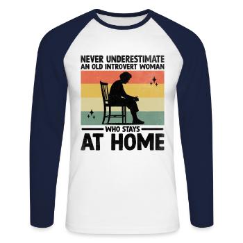 Ne sous-estimez jamais une vieille femme introvertie qui - T-shirt baseball manches longues Homme - blanc/marine - Devant - Nik (191cm)