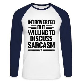 Introvertiert, aber bereit, über Sarkasmus zu diskutieren - Unisex Baseballshirt langarm - Weiß/Navy - Vorne - Nik (191cm)
