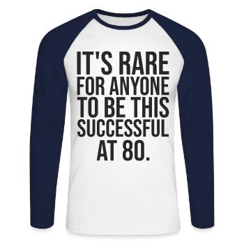 80 ans performant cadeau 80e anniversaire ans - T-shirt baseball manches longues Homme - blanc/marine - Devant - Nik (191cm)