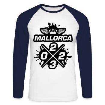 Mallorca 2023 - Unisex Baseballshirt langarm - Weiß/Navy - Vorne - Nik (191cm)