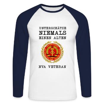 DDR Unterschätze Niemals NVA Veteran - Unisex Baseballshirt langarm - Weiß/Navy - Vorne - Nik (191cm)
