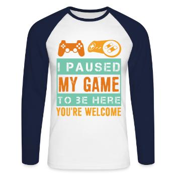 J'ai mis mon jeu en pause pour être ici - T-shirt baseball manches longues Homme - blanc/marine - Devant - Nik (191cm)