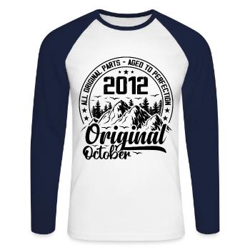 2012 Oktober Original: Geschenk zum 12-jährigen Jubiläum - Unisex Baseballshirt langarm - Weiß/Navy - Vorne - Nik (191cm)
