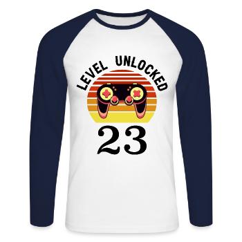 Niveau 23 débloqué 23 Anniversaire 23 ans - T-shirt baseball manches longues Homme - blanc/marine - Devant - Nik (191cm)