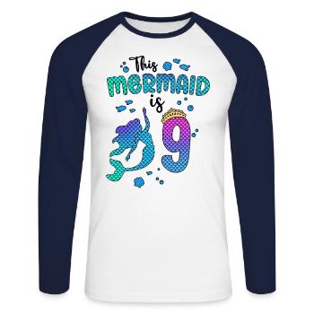 Cette sirène est 9 ans Sirène fille 9ème - T-shirt baseball manches longues Homme - blanc/marine - Devant - Nik (191cm)