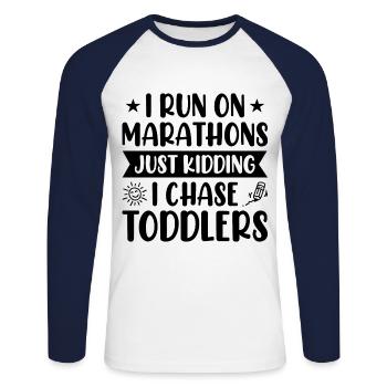 I Run Marathons Just Kidding I Chase Toddlers Baby - Unisex Baseballshirt langarm - Weiß/Navy - Vorne - Nik (191cm)