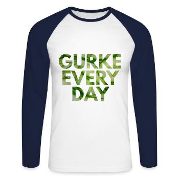 Gurke Every day . Gurke jeden Tag - Unisex Baseballshirt langarm - Weiß/Navy - Vorne - Nik (191cm)