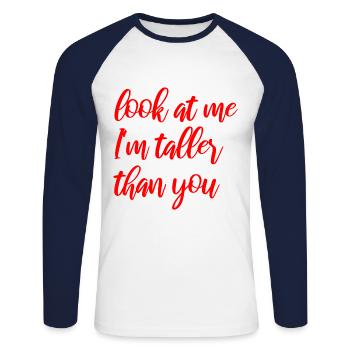 Regarde moi, je suis plus grande que toi - T-shirt baseball manches longues Homme - blanc/marine - Devant - Nik (191cm)