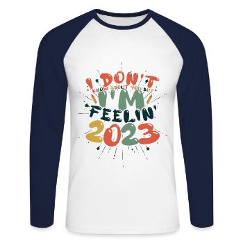 Feeling 2023 Hallo 2023 Frohes Neues Jahr - Unisex Baseballshirt langarm - Weiß/Navy - Vorne - Nik (191cm)