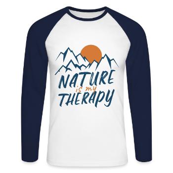 « La nature est ma thérapie » Mountain Peak Silhouette - T-shirt baseball manches longues Homme - blanc/marine - Devant - Nik (191cm)