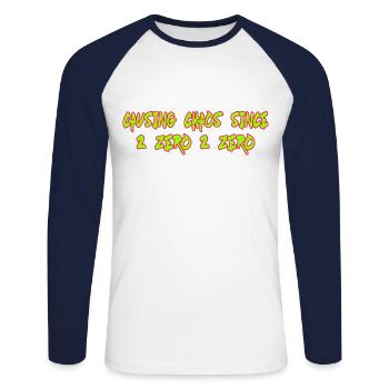 Causing Chaos Since 2020 lustiger Spruch - Unisex Baseballshirt langarm - Weiß/Navy - Vorne - Nik (191cm)