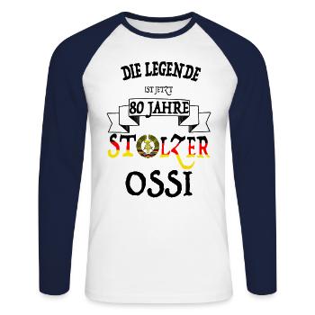 DDR Geschenk Ossi Ostdeutschland 80. Geburtstag - Unisex Baseballshirt langarm - Weiß/Navy - Vorne - Nik (191cm)