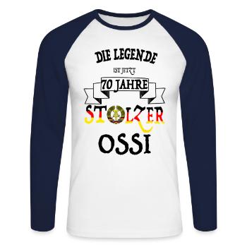 DDR Geschenk Ossi Ostdeutschland 70. Geburtstag - Unisex Baseballshirt langarm - Weiß/Navy - Vorne - Nik (191cm)