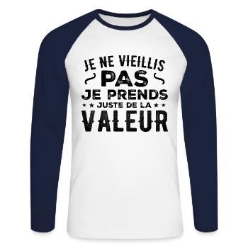 Ich werde nicht alt, ich steigere nur an Wert - Unisex Baseballshirt langarm - Weiß/Navy - Vorne - Nik (191cm)